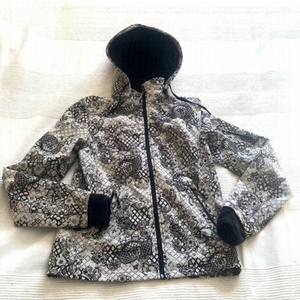 𝅺lululemon Black and White Rain Jacket